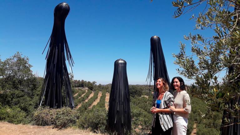 $!L’artista Cristina Mejías i la comissària Blanca del Río, amb la part més impactant de l’obra ‘Otro es el río que persigo’. Foto: M. Victòria Bertran