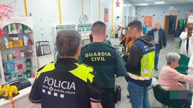 Imagen del dispositivo conjunto de inspección de centros y salones de belleza y tratamiento de uñas en Tarragona y Reus. Foto: Cedida