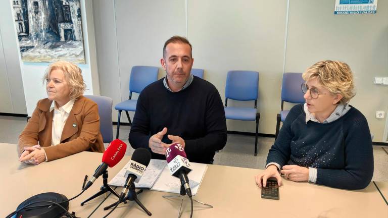 Los tres regidores de Junts per Cambrils, Teresa Recasens, Enric Daza y Laura Mellau, han comparecido este miércoles ante la prensa.