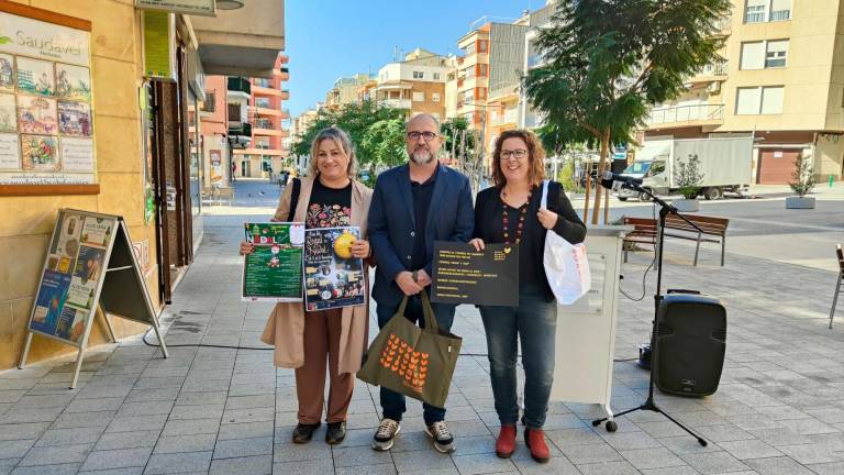 Rosa Carrasco, de la UB Cambrils; el alcalde, Alfredo Clúa, y la concejal Neus Cárdenas. foto: DT