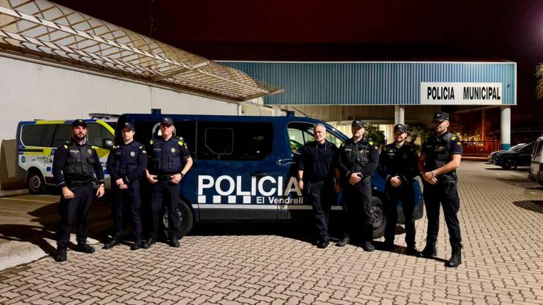 $!El Vendrell envía a Valencia un trailer y dos camiones de ayuda