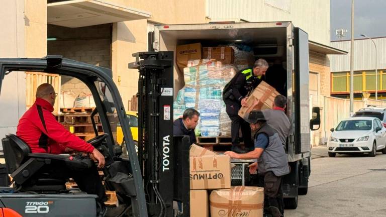 $!El Vendrell envía a Valencia un trailer y dos camiones de ayuda