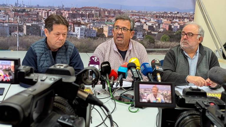 Pedro Carmona de CCOO, José Martín Carrasco de la FAVT, y Joan Llort de UGT, esta mañana, anunciando la protesta del martes. Foto: Àngel Ullate