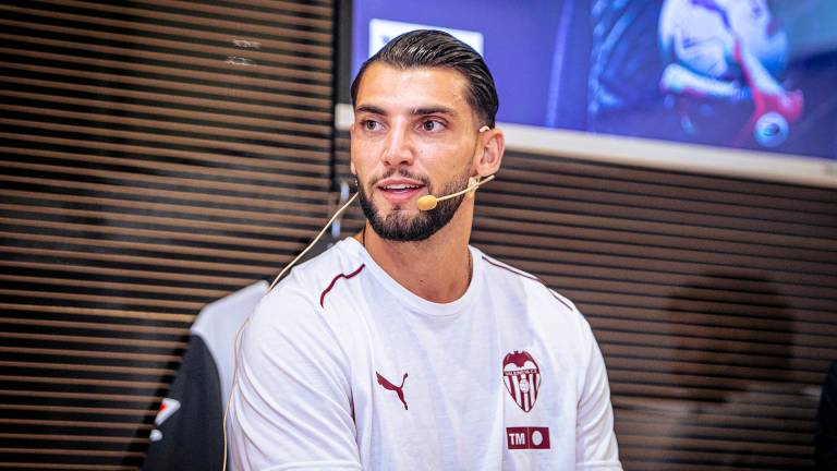 Rafa Mir en su presentación oficial como jugador del Valencia CF. Foto: Valencia CF