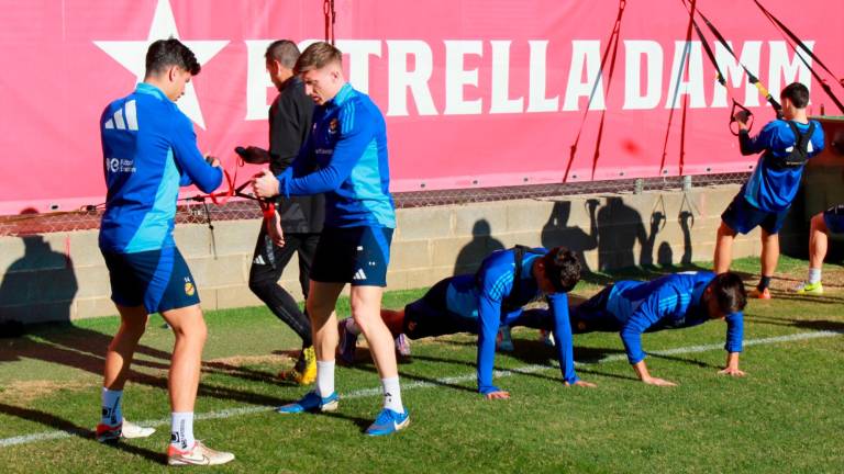 Los jugadores del Nàstic tras el regreso a los entrenamientos después del parón navideño.