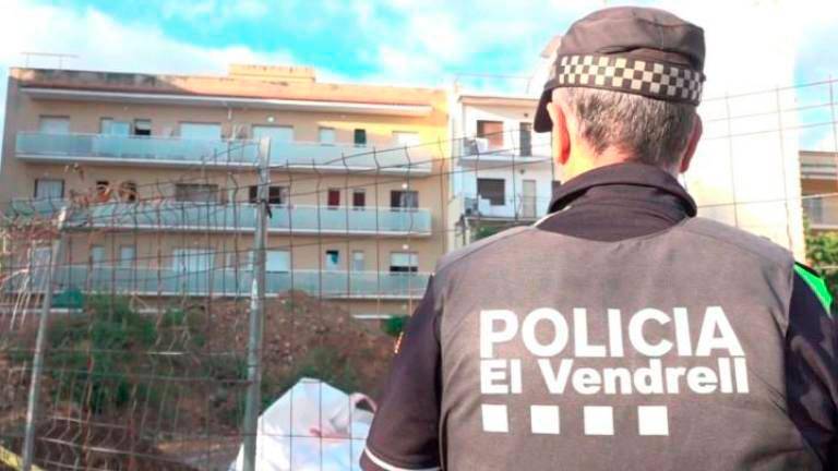 $!La Policía Local realiza un control del edificio.