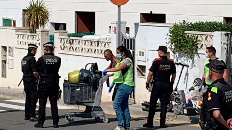 Un momento del desalojo de las casas. FOTO. PERE FERRE