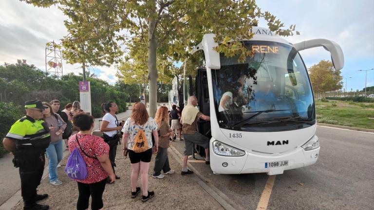 $!Uno de los autobuses hacia Sant Vicenç de Calders que han partido desde Salou.