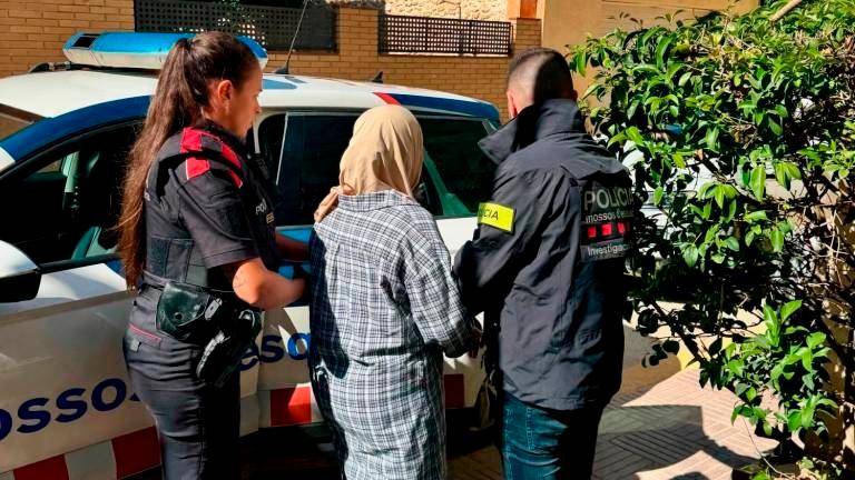 Els Mossos d’Esquadra durant la detenció de la sospitosa a Benissanet. Foto: Mossos d’Esquadra