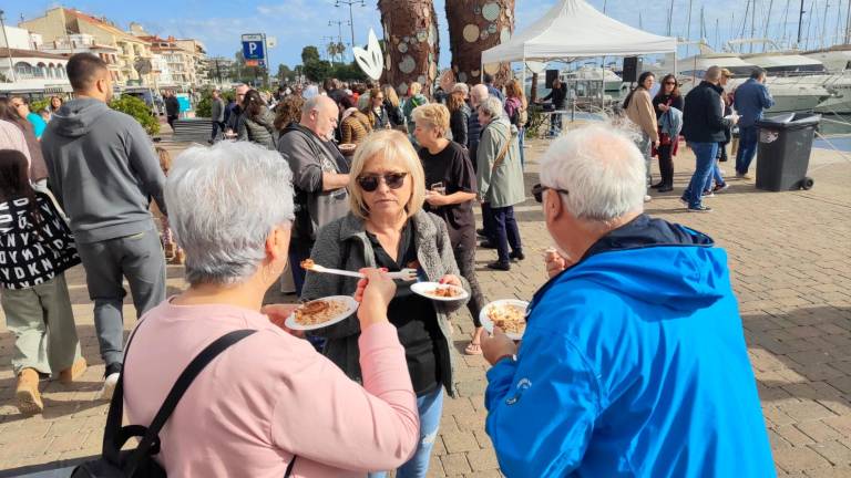 La degustación popular ha tenido lugar junto a las Escales Reials del Port de Cambrils. Foto: Alfredo González