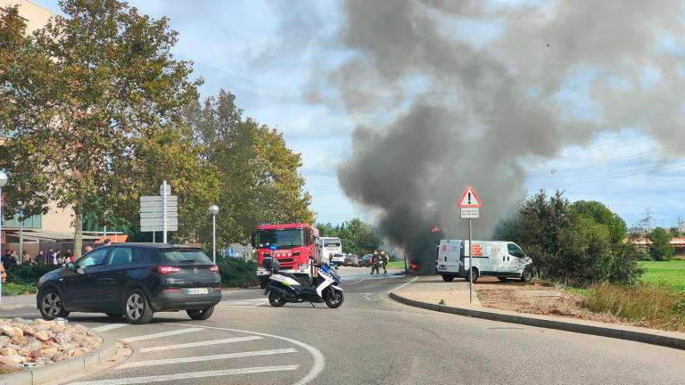 $!La avenida ha quedado cortada para poder apagar el fuego. Foto: cedida