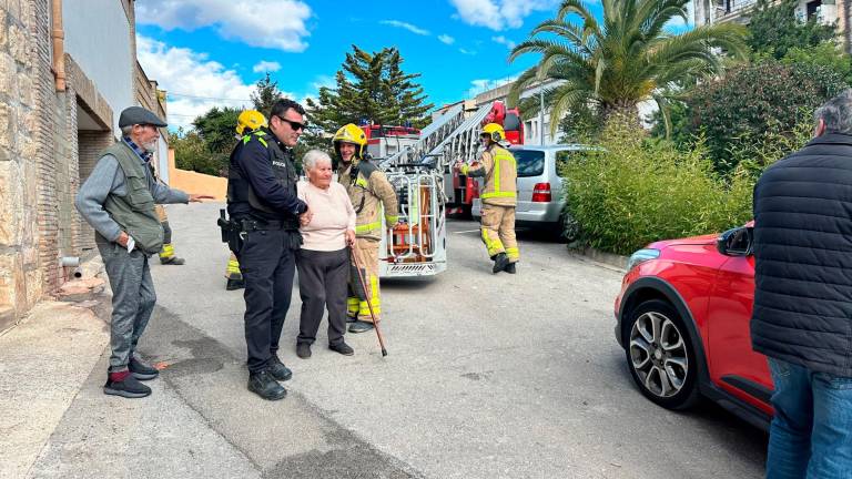 Una de las personas atrapadas en su casa, después de rescatarla con la autoescalera. Foto: cedida