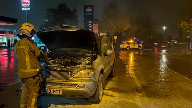 $!Un bombero repasando la zona quemada del turismo. Foto: cedida