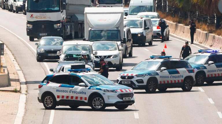 Imagen de archivo de los Mossos d’Esquadra realizando un corte de carretera. Foto: EFE