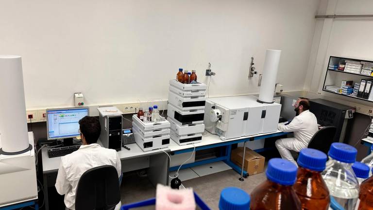 Trabajadores de Bionte, en el laboratorio de la empresa. FOTO: cedida