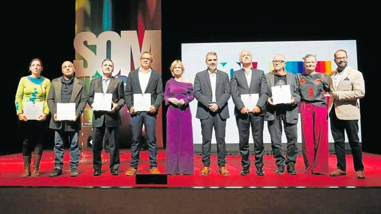 Los premiados de la edición pasada, con la presidenta de la Diputació de Tarragona, Noemí Llauradó, y el presidente del Patronat de Turisme, Carlos Brull (centro). Foto: Pere Ferré