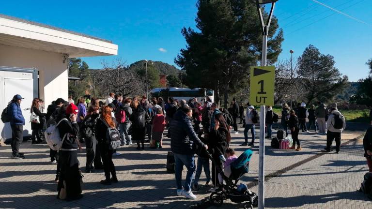 $!Gente ‘atrapada’ en la estación de Salomó. Foto: DT