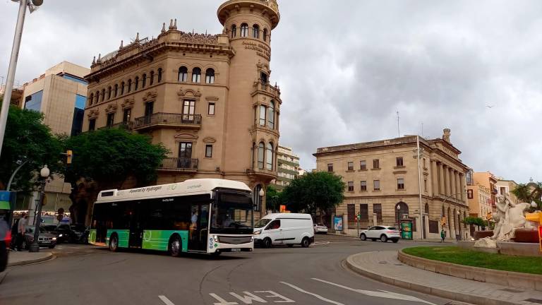 Un autobús de hidrógeno circulando por Tarragona. Foto: DT