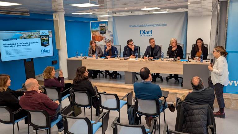 Los representantes de la FEHT y los patronatos de turismo de la Diputació, Salou, Cambrils y Vila-seca, en la sala Victòria Climent del Diari de Tarragona. Foto: Àngel Ullate