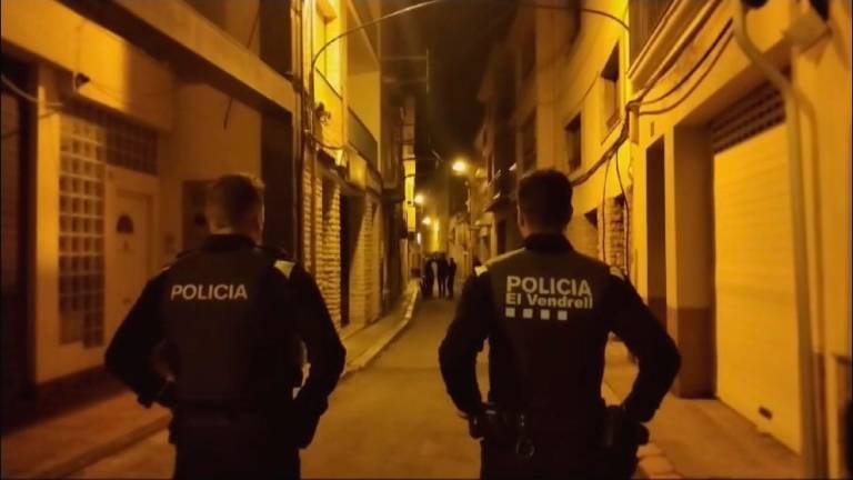 $!La vivienda está en la calle del Mar de El Vendrell. Mossos ha cortado el vial. Foto: cedida