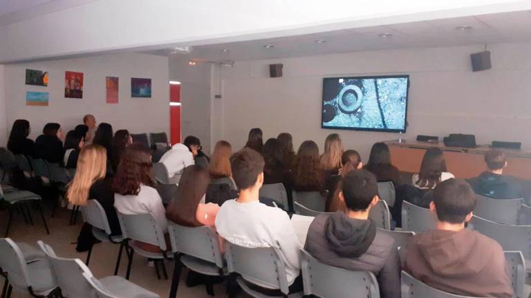 Alumnos y alumnas de primero de Bachillerato de Roquetes que han participado en el proyecto ‘Victòria &amp; Savoy als instituts’. foto: cedida