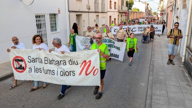 Unes 350 persones van manifestar-se ahir al vespre pels carrers de Santa Bàrbara. Foto: Victor Montecino