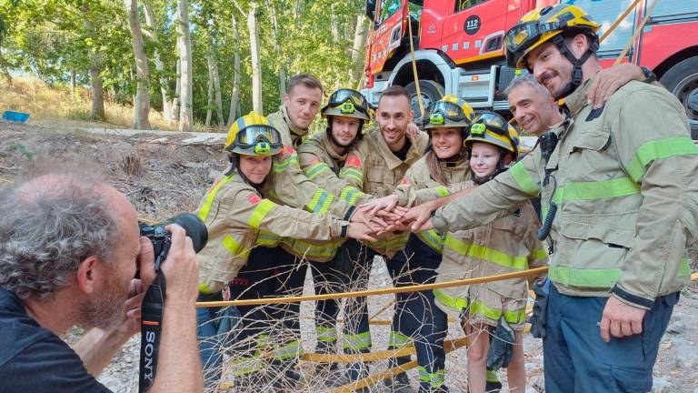 $!Polina con los bomberos de El Vendrell.