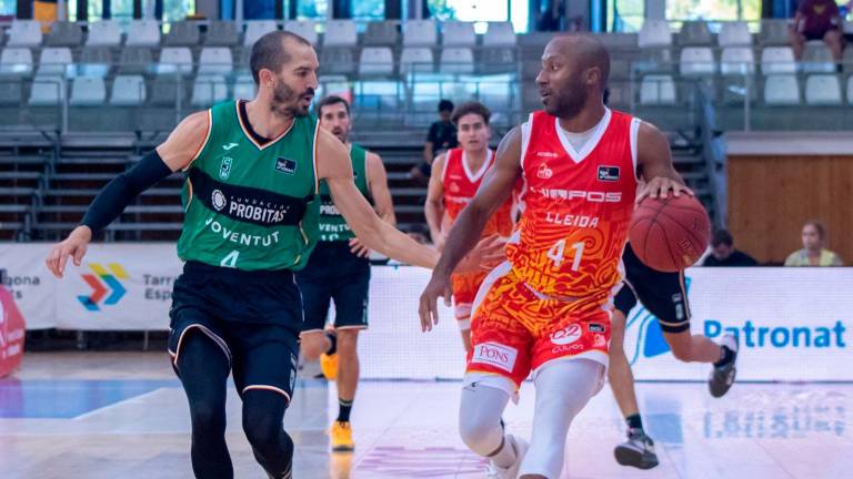 Pau Ribas defiende a Hasbrouck en el Palau. Foto: FCQB