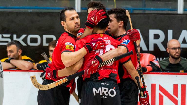 Sergi Aragonès, ahora en el Barça, y Martí Casas, celebrando un gol del Reus la temporada pasada. FOTO: Reus Deportiu