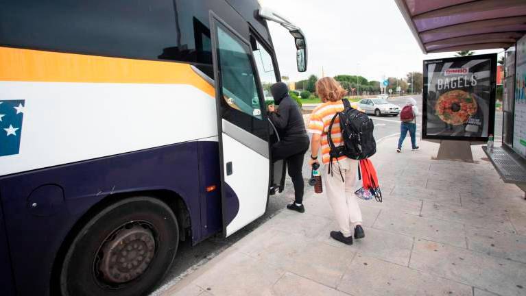 Usuarios suben en Altafulla al bus habilitado por el corte de vías. Foto: Marc Bosch