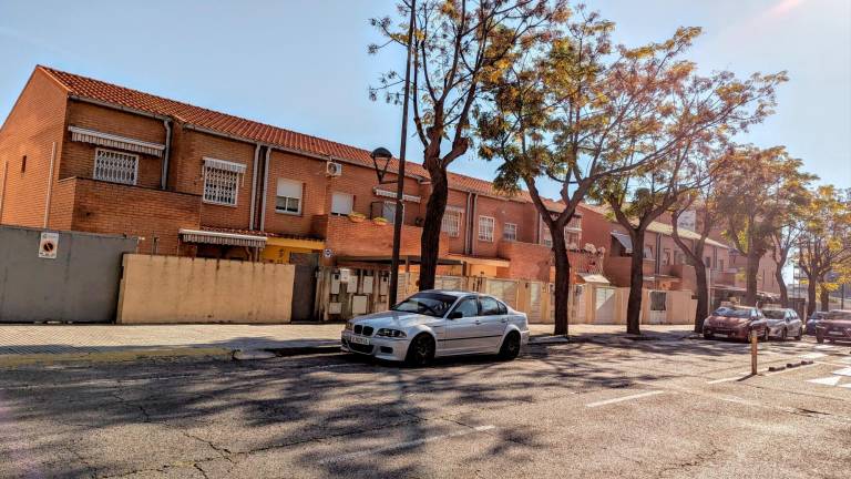 El chalet se encuentra a escasos metros del garaje donde vive Josep y Ester. Foto: Àngel Ullate