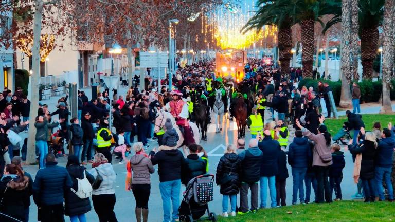 Los Reyes en una de sus carrozas temáticas en El Vendrell. foto: JMB