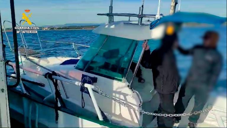 Imagen de la embarcación rescatada. Foto: Guardia Civil