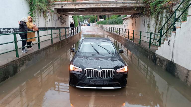 $!El coche atrapado en Cambrils. Foto: Jordi Sanvisens