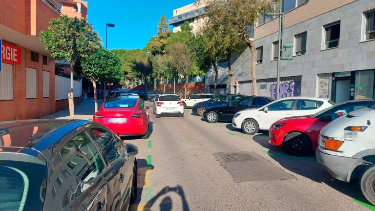 La calle Joana Jugan es un vial que se puede aparcar a ambos lados. Foto: DT