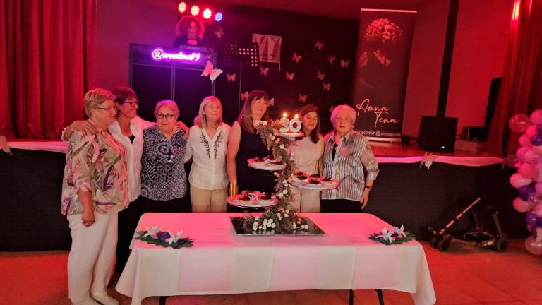 Un dels moments quan van bufar les espelmes del pastís de la celebració. foto: cedida