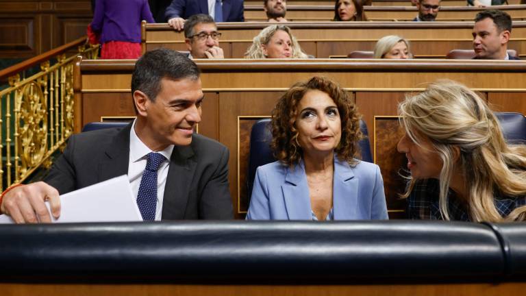 De izqda. a dcha., el presidente del Gobierno, Pedro Sánchez (PSOE), la vicepresidenta primera y ministra de Hacienda, María Jesús Montero (PSOE), y la vicepresidenta segunda y Ministra de Trabajo y Economía Social, Yolanda Díaz (Sumar). Foto: EFE/J. J. Guillen