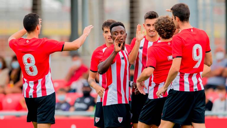 Los jugadores del Bilbao Athletic celebran un gol en Primera RFEF.