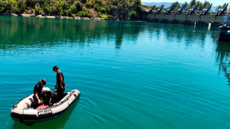 Una barca de la unidad subacuática de los Mossos buscando al joven en el pantano. Foto: Mossos d’Esquadra