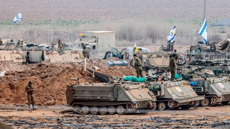 Los soldados israelíes se preparan para el escenario de maniobras terrestres en un lugar no revelado cerca de la frontera con Gaza. Foto: EFE/EPA/HANNIBAL HANSCHKE