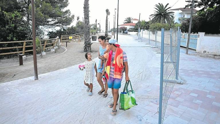 La presencia de vallas todavía impide la libre circulación por el paseo y el acceso a calas. Foto: Alba Mariné