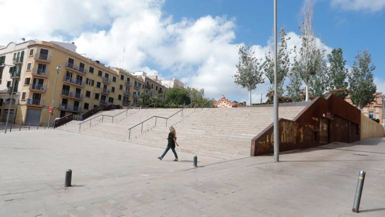 Imagen del entorno del parking Jaume I, con las escaleras que dan acceso a la plaza al aire libre de la planta superior. Foto: Pere ferré