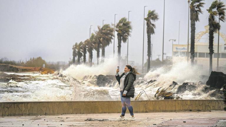 Imagen de archivo del temporal en el passeig de l’Arenal de l’Ampolla. Foto: Joan Revillas