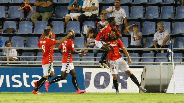 Jean Luc, autor del segundo gol del Nàstic, salta sobre Pablo Marí, que firmó el segundo gol de la última vez que el Nàstic se estrenó fuera de casa en liga con una victoria. FOTO: ACAN