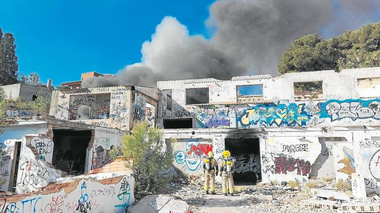 Los bomberos, trabajando en sofocar el incendio en la fábrica en ruinas. Foto: Bombers