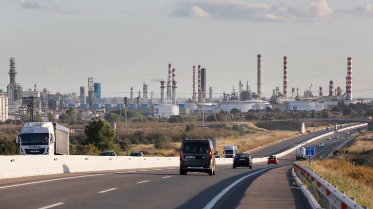 Vista general de una parte del polo petroquímico del Camp de Tarragona. Foto: Pere Ferré/DT