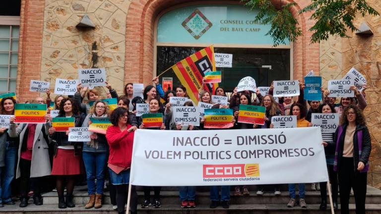 Una cinquantena de treballadors i treballadores, aquest dilluns 25 de novembre. Foto: C. Valls