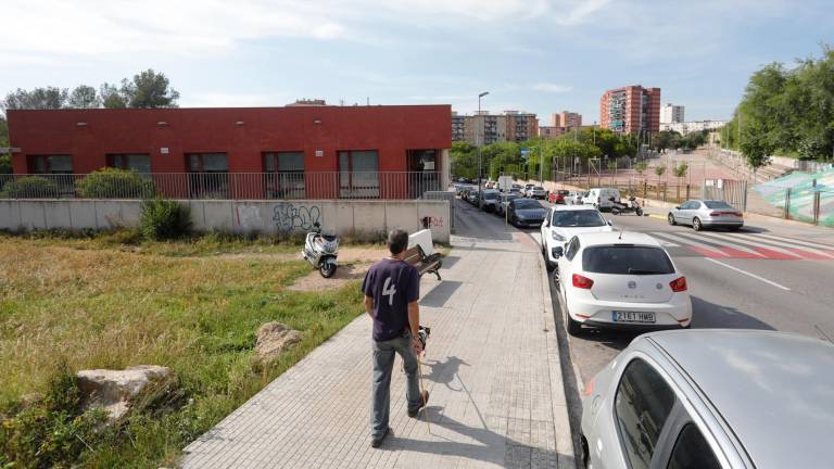 El consistorio está en conversaciones con la Generalitat para situar el equipamiento en este solar del barrio. Foto: Pere Ferré