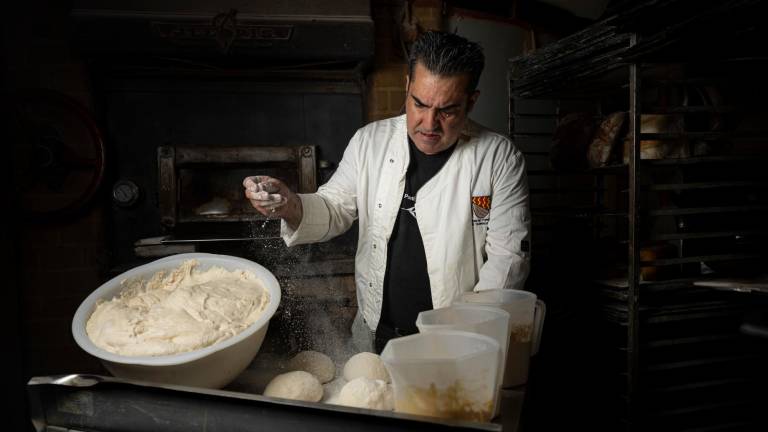 Jordi Andreu, cuarta generación de panaderos en Tarragona, con la manos en la masa.