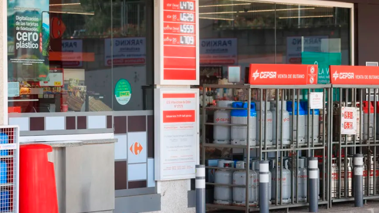 Una gasolinera de Madrid en una imagen de archivo (no se trata de una estación de servicio relacionada con la información). Foto: EFE